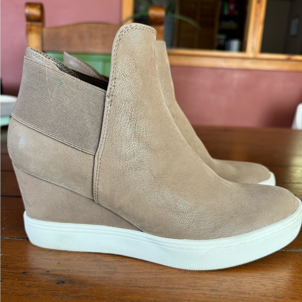 Wedge sneaker
